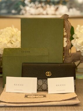 Gucci Beige & Black GG Monogram Continental Wallet